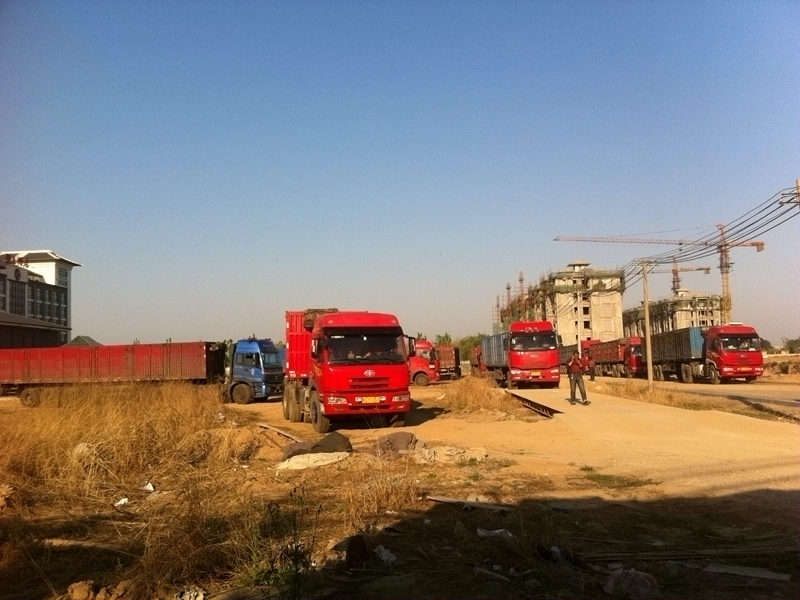 河北1.5萬噸排隊過磅卸車現(xiàn)場